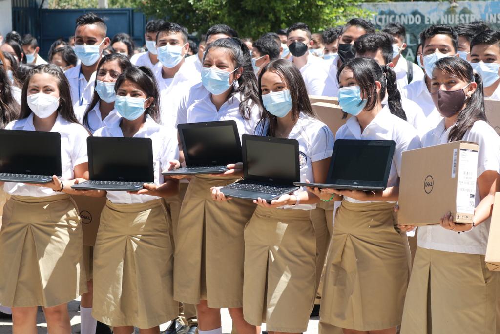 Innovación entrega computadoras a bachilleres de último año en Candelaria de la Frontera innovacion-entrega-computadoras-a-bachilleres-de-ultimo-ano-en-candelaria-de-la-frontera